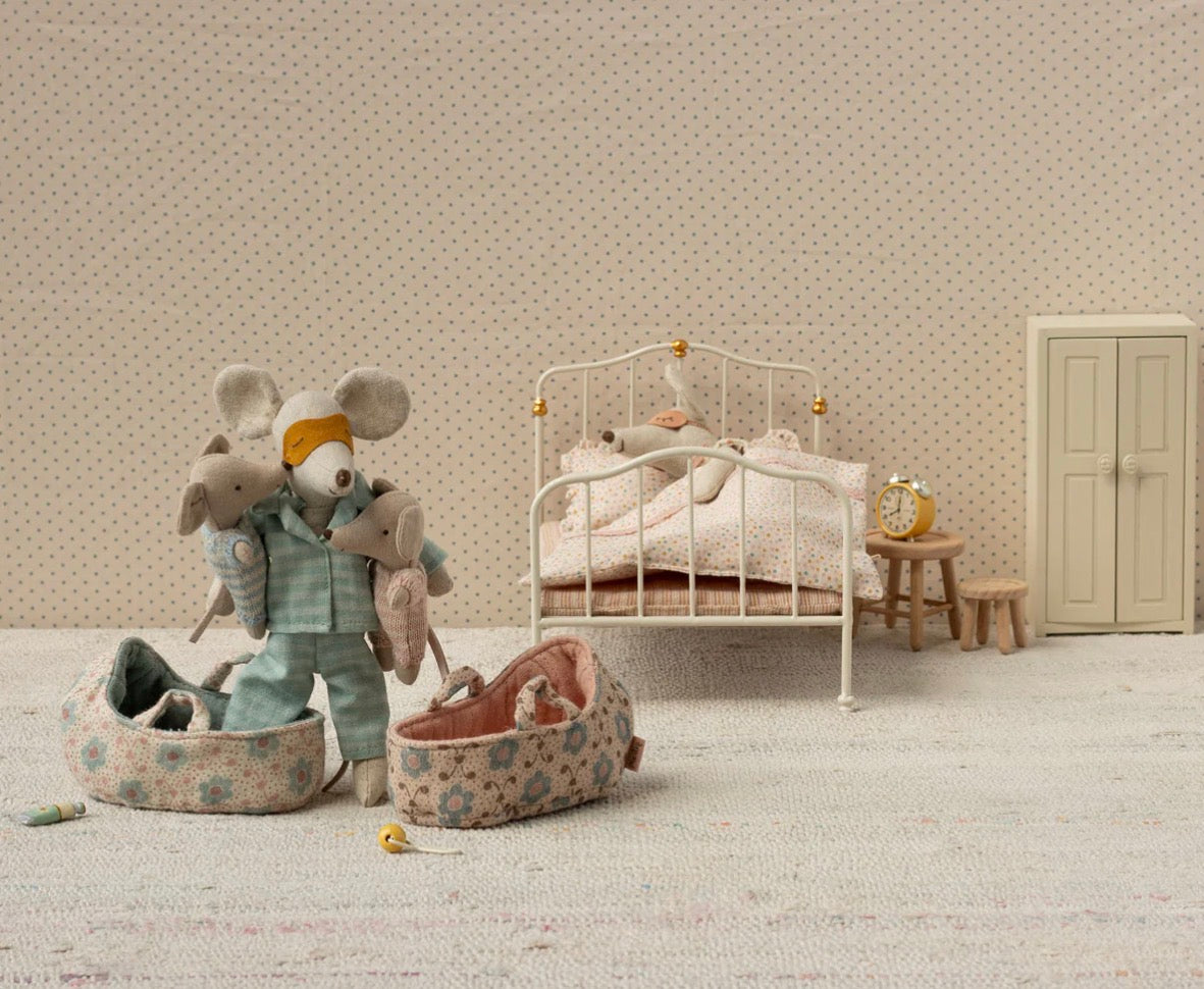 Baby Mouse in Carry Cot - Rose
