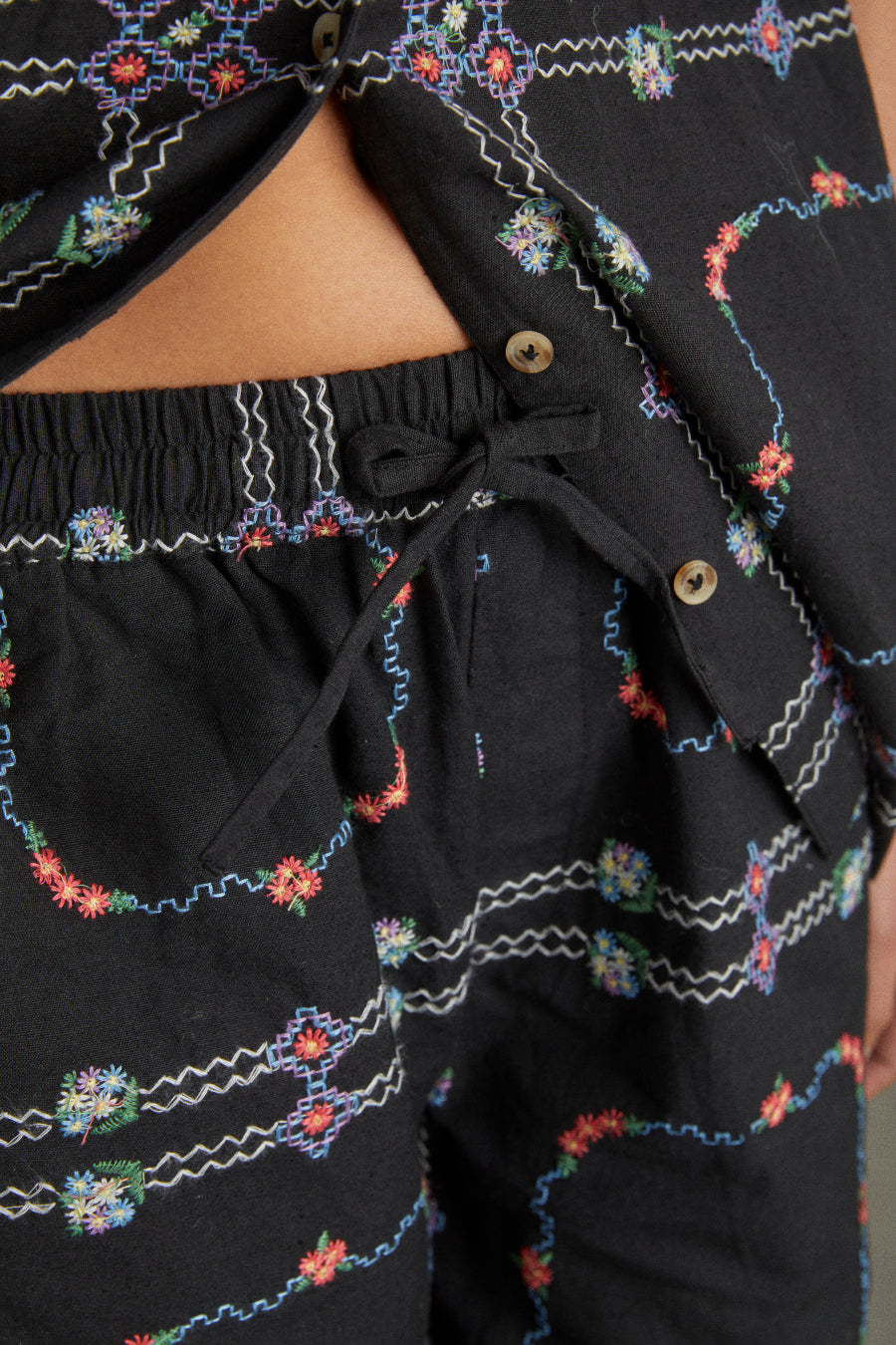 Tablecloth Embroidered Shorts - Black Floral