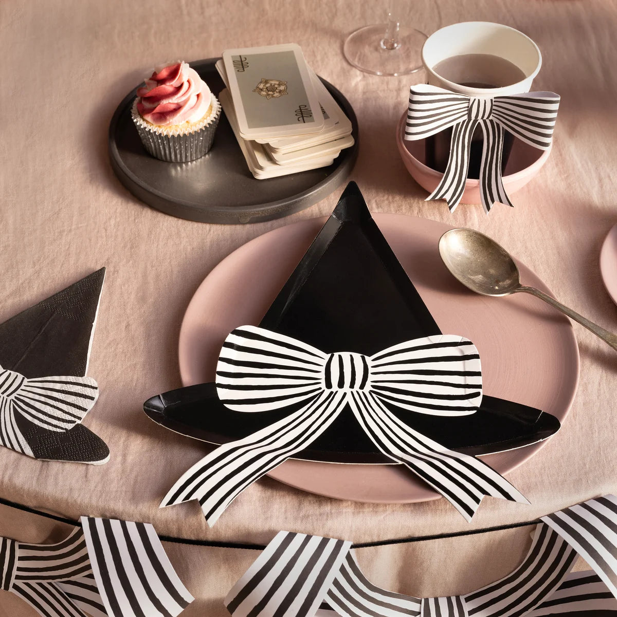 Black & White Bow Cups (X8)