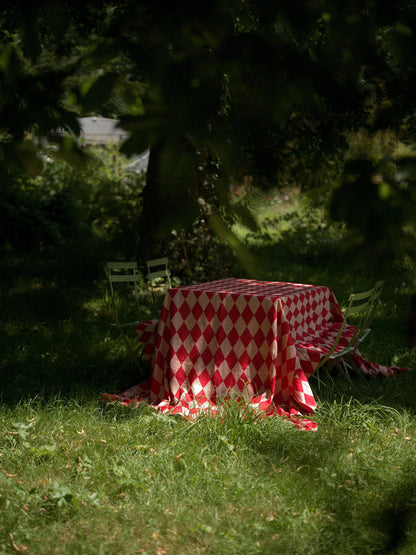 Harlequin frill tablecloth, red/pink