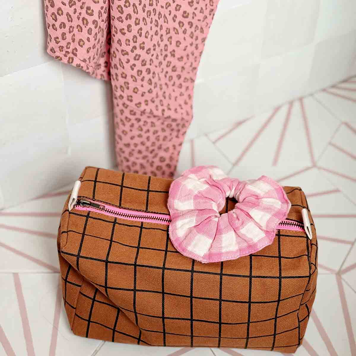 VIC TOILETRY BAG CHECK GINGER