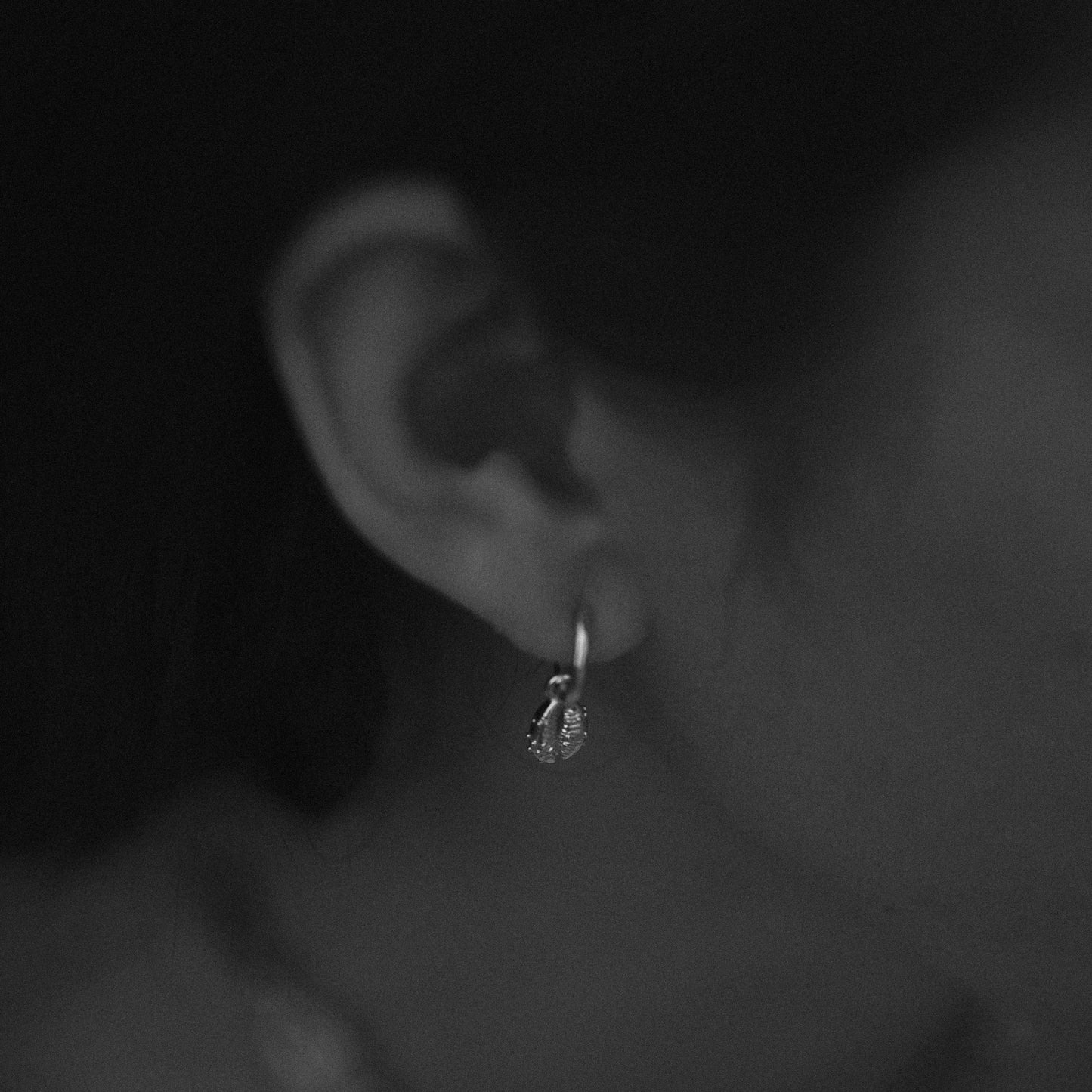 Aphrodite Mini Hopp Earrings - Silver