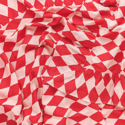 Harlequin frill tablecloth, red/pink