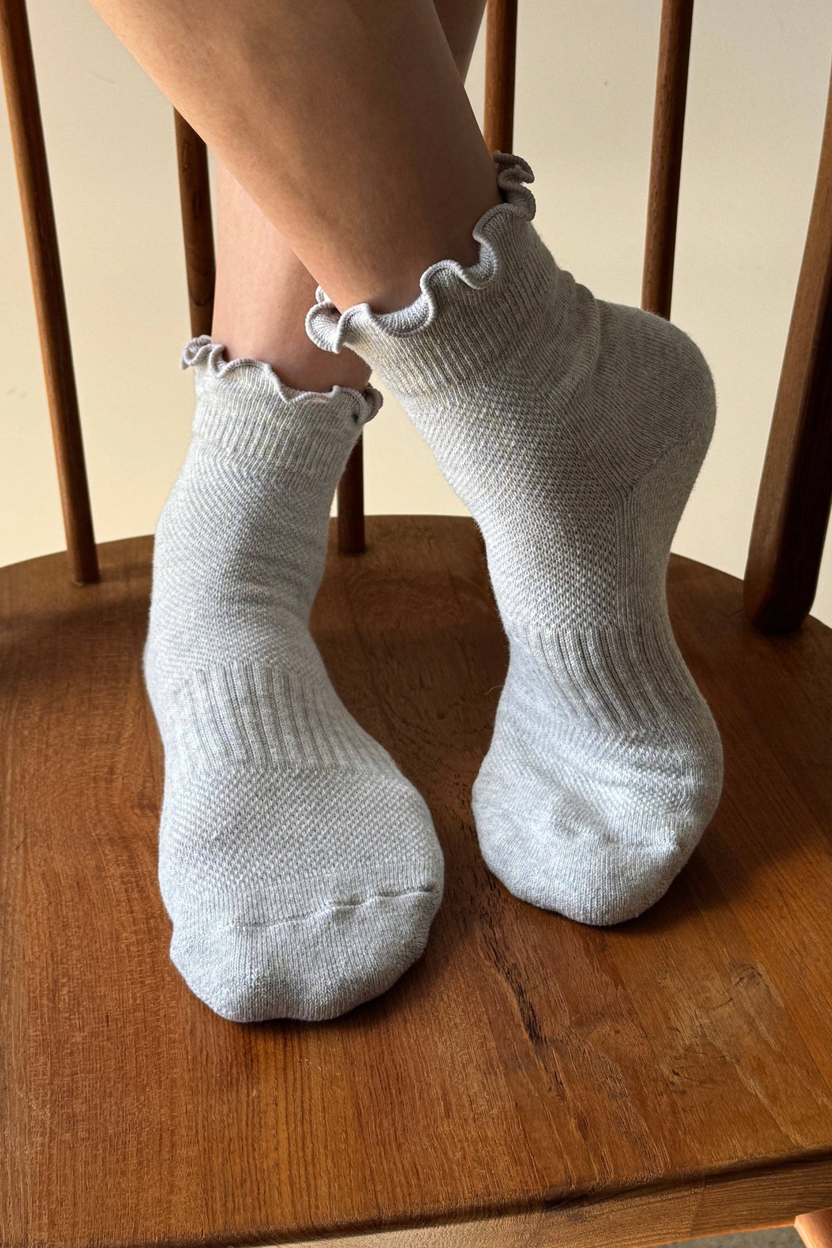 Ruffled Hugger Crew Socks - Grey/Red